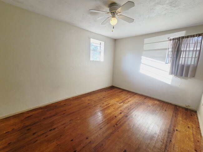 Building Photo - SPACIOUS 2/2 w/ Wood Floors, Washer/Dryer, Office, & Carport! Walk to Midtown Night Life! Availab...