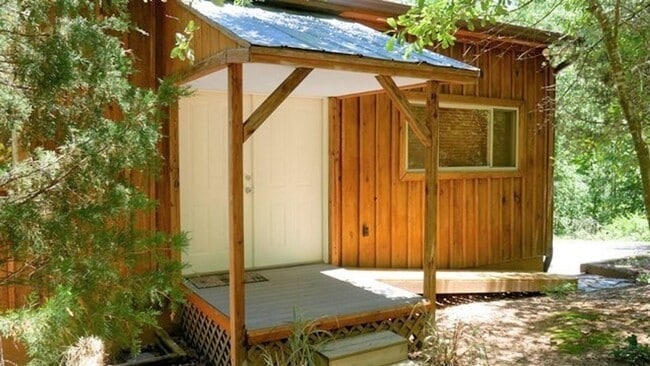 Building Photo - Fully Furnished 2 Bedroom Cottage in North...