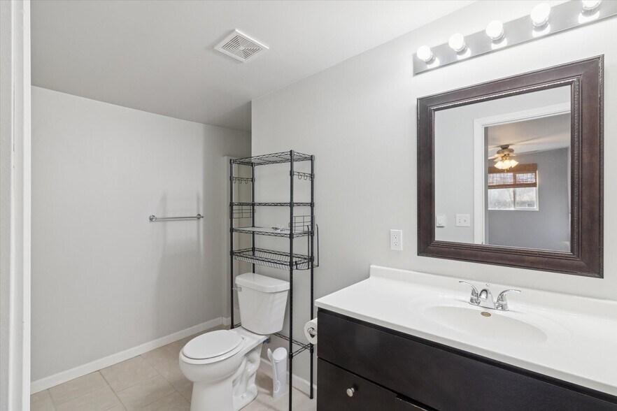 Building Photo - 671 W Clark Rd