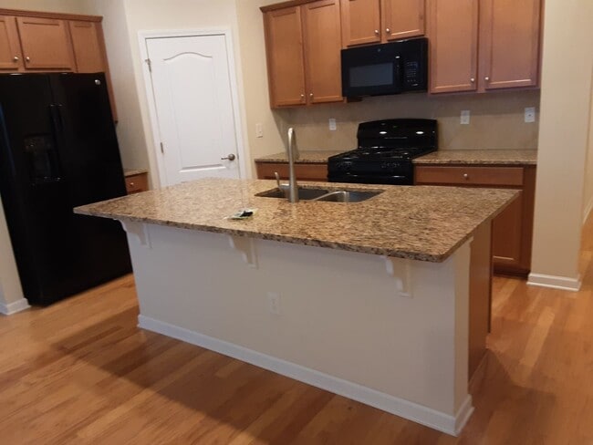 Building Photo - Beautiful townhome in International Club