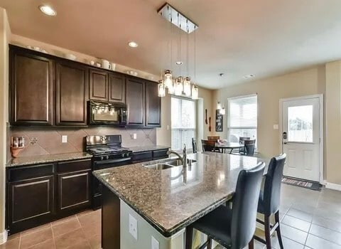 Building Photo - 2575 Riverway Dr
