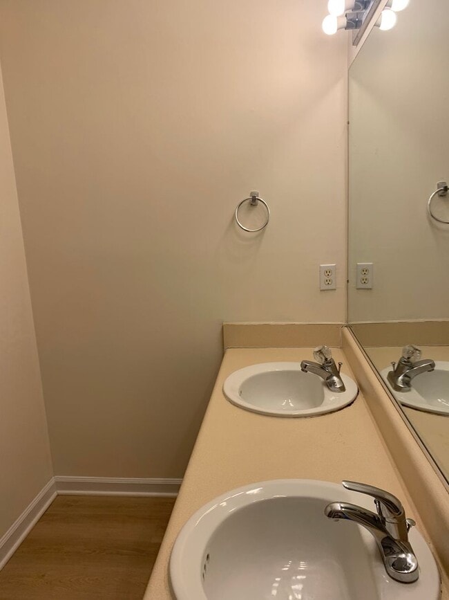 Building Photo - PET FRIENDLY-3 BEDROOM WITH DOWNSTAIRS PRIMARY SUITE- 717 St.Catherines~3 brm 2.5 bath~wood burni...