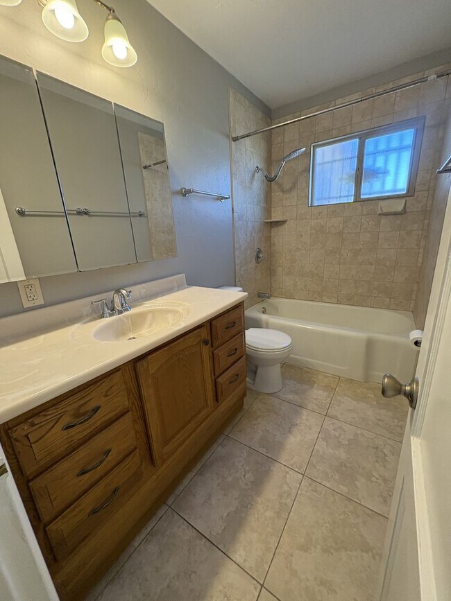 Building Photo - Central Tucson, close to University of Arizona and more!!!