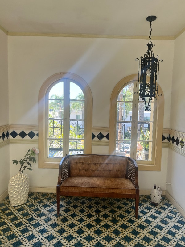 Building Photo - 2028 Beachwood Dr