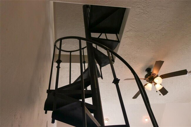 Building Photo - 10855 Meadowglen Ln