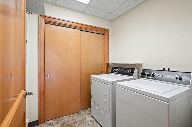 Building Photo - 1313 N Franklin Pl