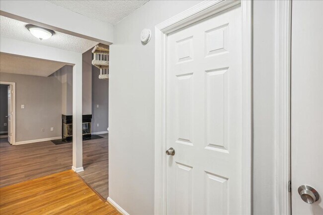 Building Photo - Great 3+2+ Loft in Germantown!