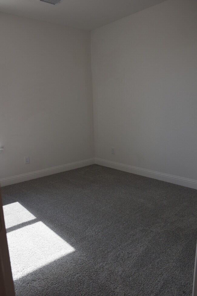 Building Photo - 2523 Huxley Mews