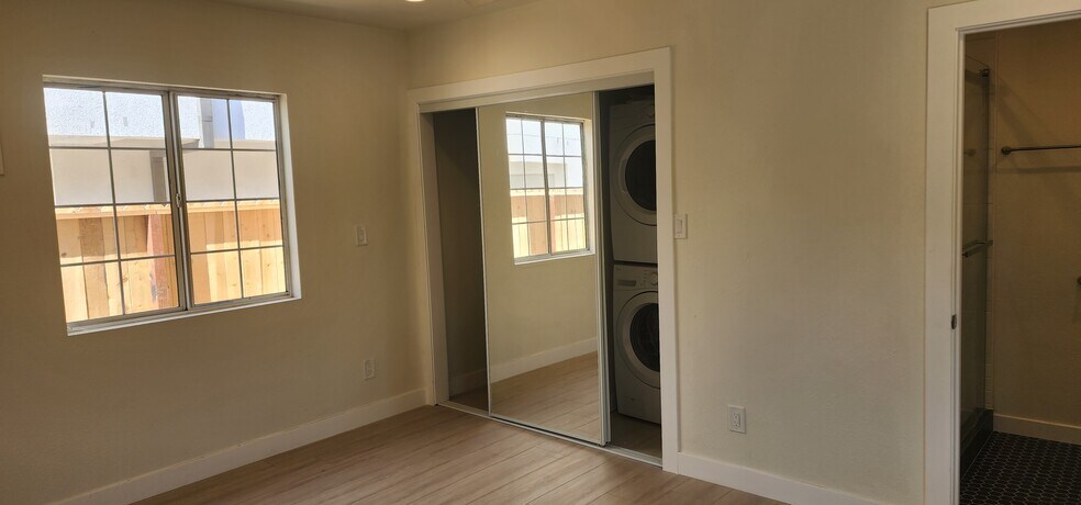 Building Photo - 950 N Kingsley Dr