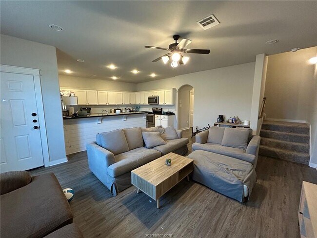 Building Photo - 419 Goldilocks Ln