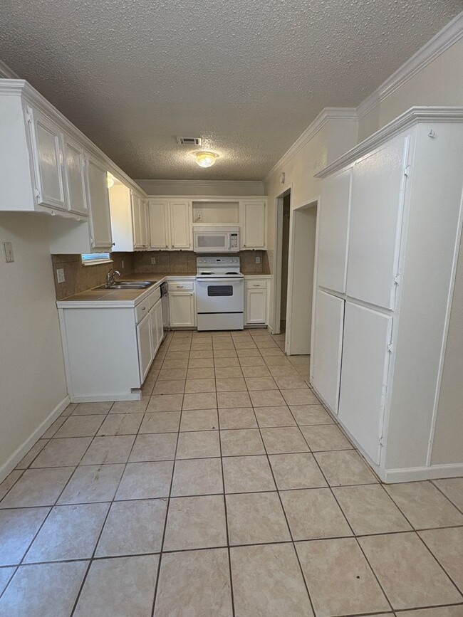 Building Photo - 808 Catherine Dr
