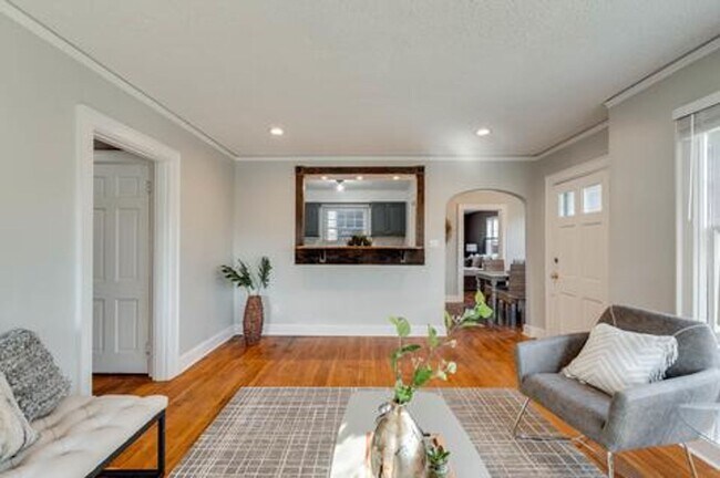Building Photo - 203 N Seminole Dr