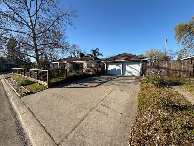 Building Photo - 3 Bed / 1.5 Bath | Thornwood Terrace Home Available Now