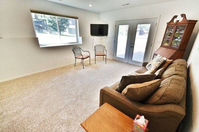 Building Photo - 600A Gold Dust Dr