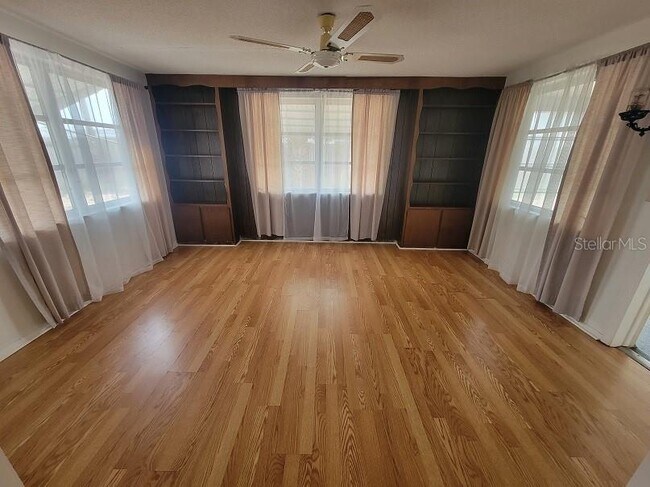 Building Photo - 4010 Cluster Dr