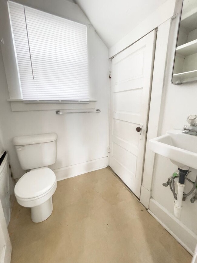 Building Photo - Close to Campus