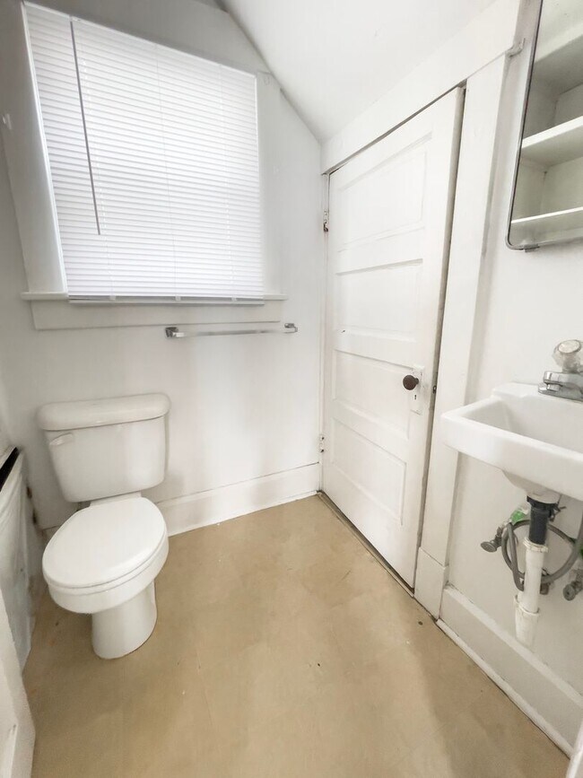 Building Photo - Space, Comfort & Location—Minutes from Ball State