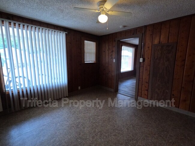 Building Photo - 105 E Stuart St