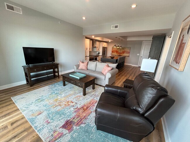 Building Photo - Two bedroom end unit condo with stunning d...