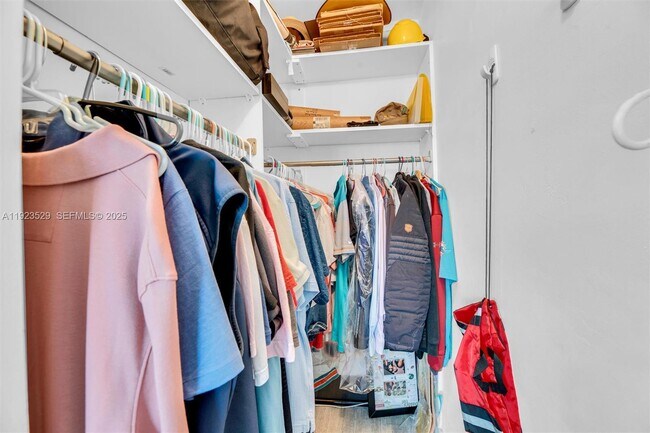 Building Photo - 1900 NE 8th Ct