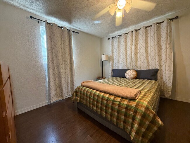 Building Photo - Great Location-3 Bedroom Daytona Beach Home w/Large AMAZING Backyard! Available on 5/1/26