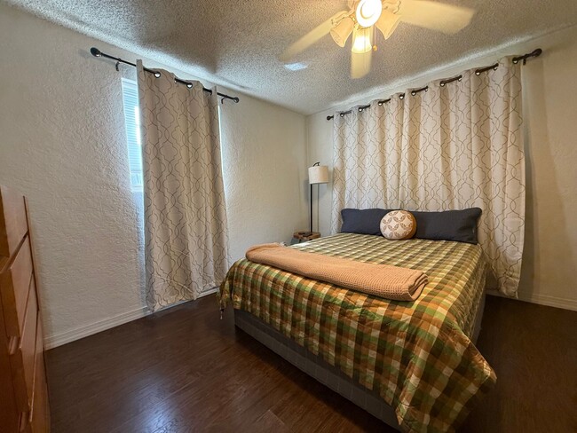 Building Photo - Great Location-3 Bedroom Daytona Beach Home w/Large AMAZING Backyard!