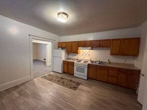 Building Photo - AVAILABLE Now! Wonderful 2 Bedroom, 1 Bath, Upper Level Unit with quick access to 94 and Downtown...