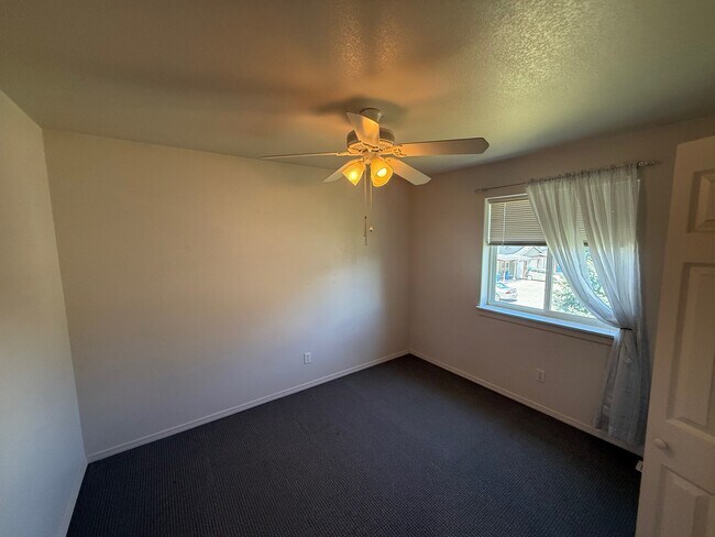 Building Photo - 913 Cardinal Dr