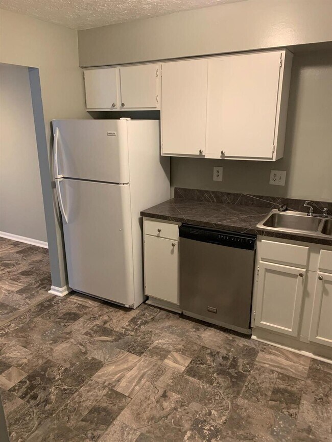 Building Photo - 384 Redding Rd