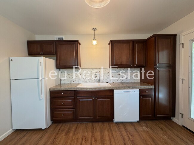 Building Photo - 1028 Bridgeview Dr