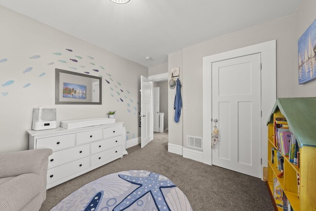 Building Photo - 664 Siebert St