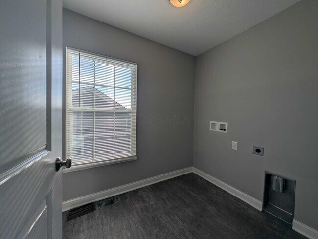 Building Photo - 800 Avebury Dr