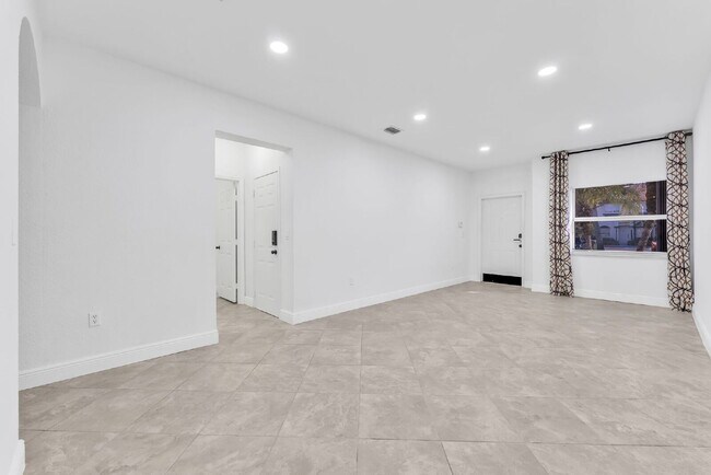 Building Photo - Stunning lakefront townhouse in gated Homestead community.