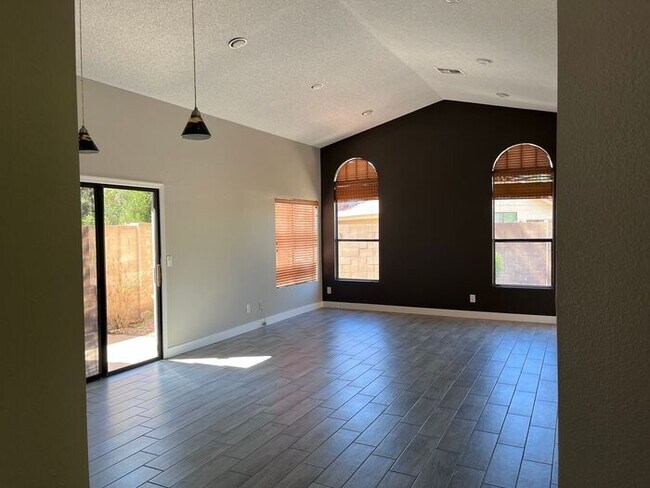 Building Photo - MOVE IN SPECIALS!! Lovely 3BD-2BA Gilbert ...