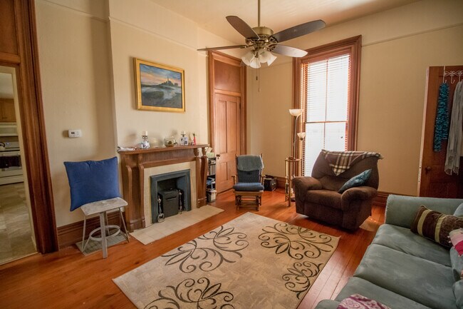 Building Photo - 453 S 9th St