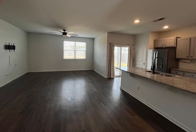 Building Photo - Stunning, Pet Friendly Home!