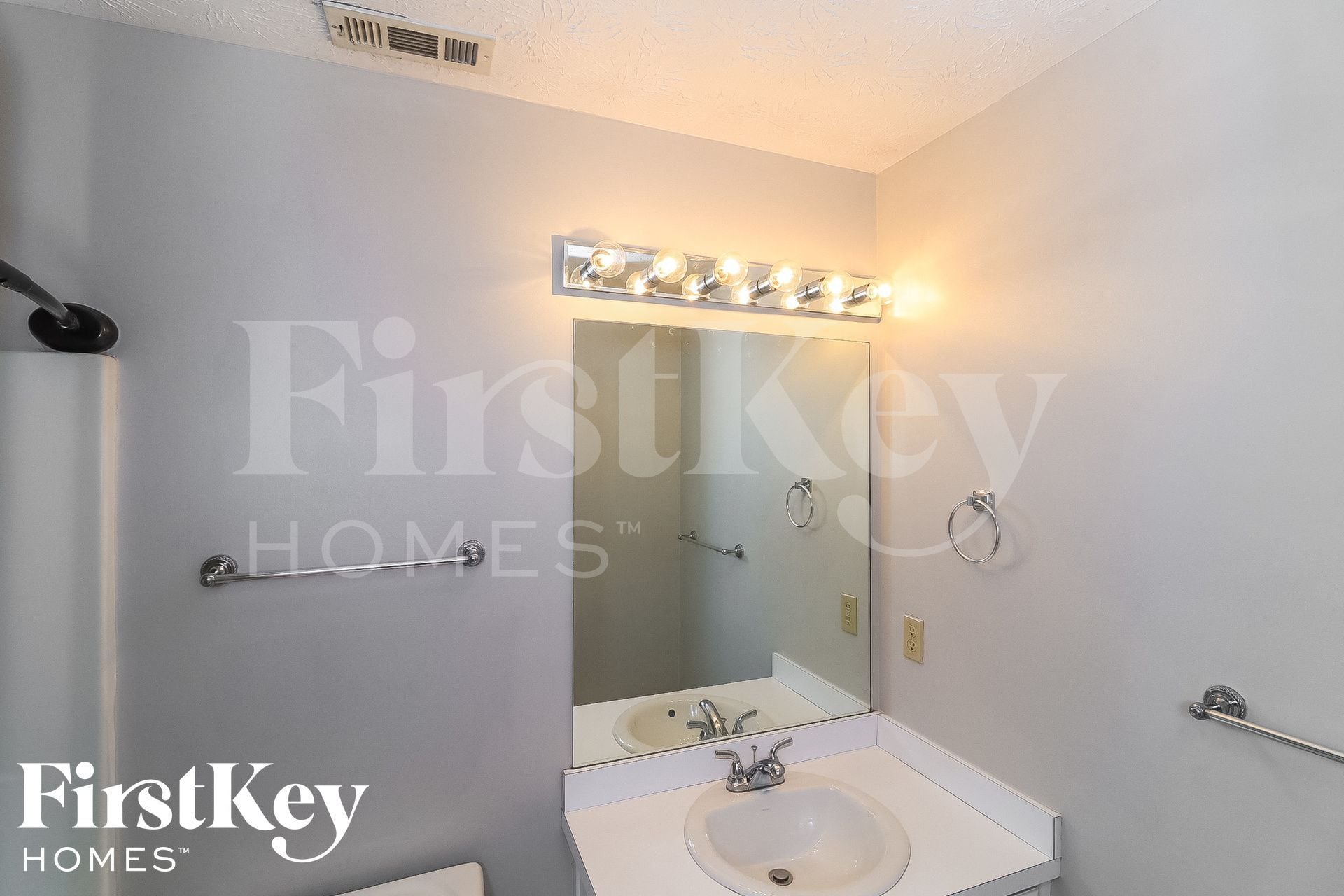 Building Photo - 2905 Navajo Cir