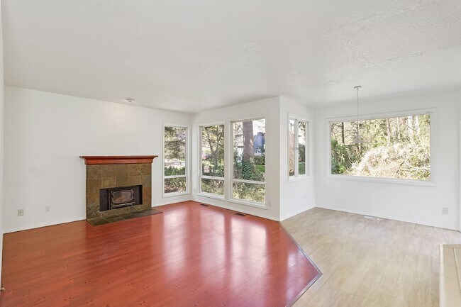 Building Photo - Elegant & Serene 3-Bedroom, 2 Bathroom Home Retreat in Desirable Arnold Creek