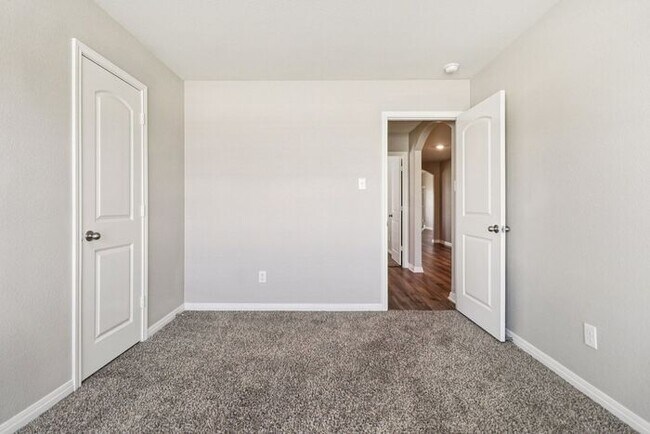 Building Photo - 720 Trinity Trl