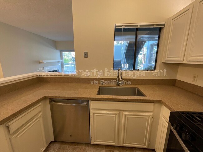 Building Photo - 37050 Meadowbrook Common