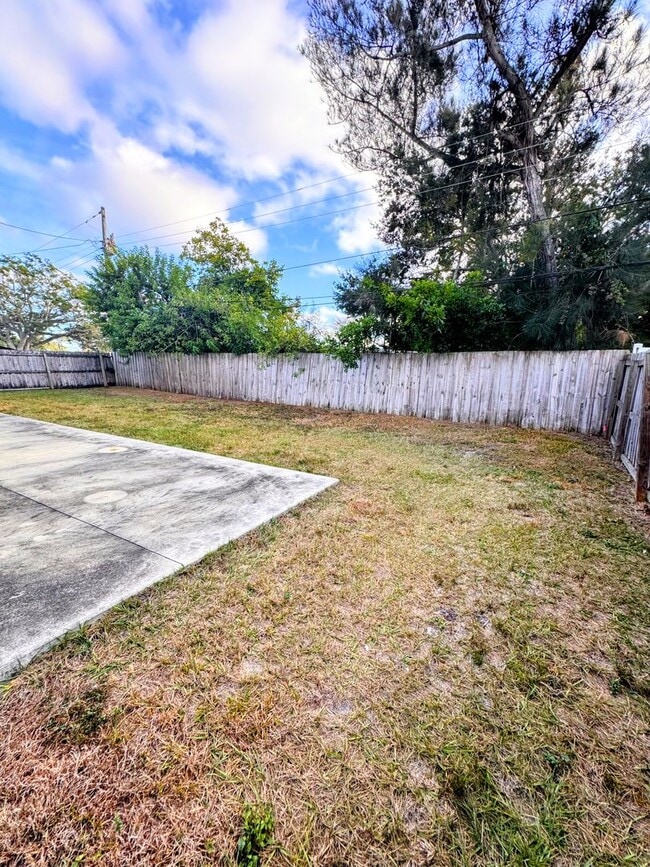 Building Photo - Section 8 Voucher Accepted! Newly Renovated 3-Bed/2-Bath Home – Large Yard & Fenced Privacy!