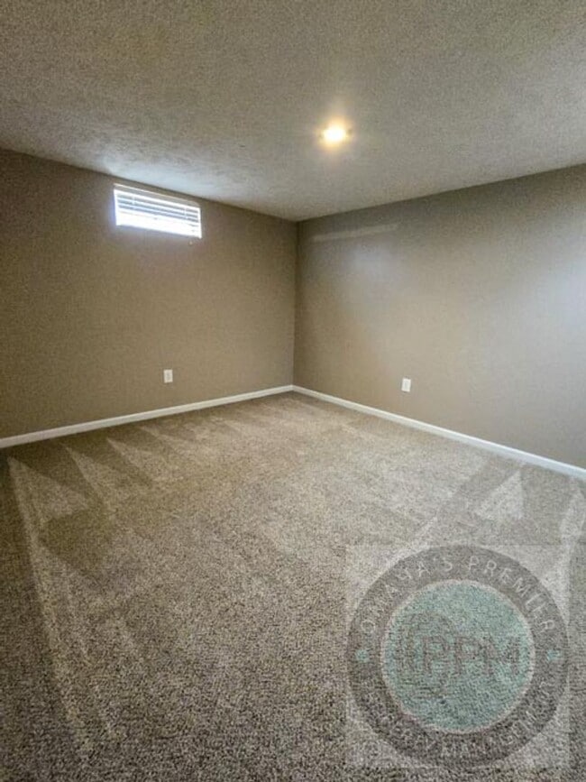 Building Photo - Beautiful 4 Bed 2 Bath Millard Home