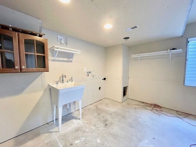 Building Photo - Stunning 4 Bed/4 Bath Home in Banning Lewis Ranch