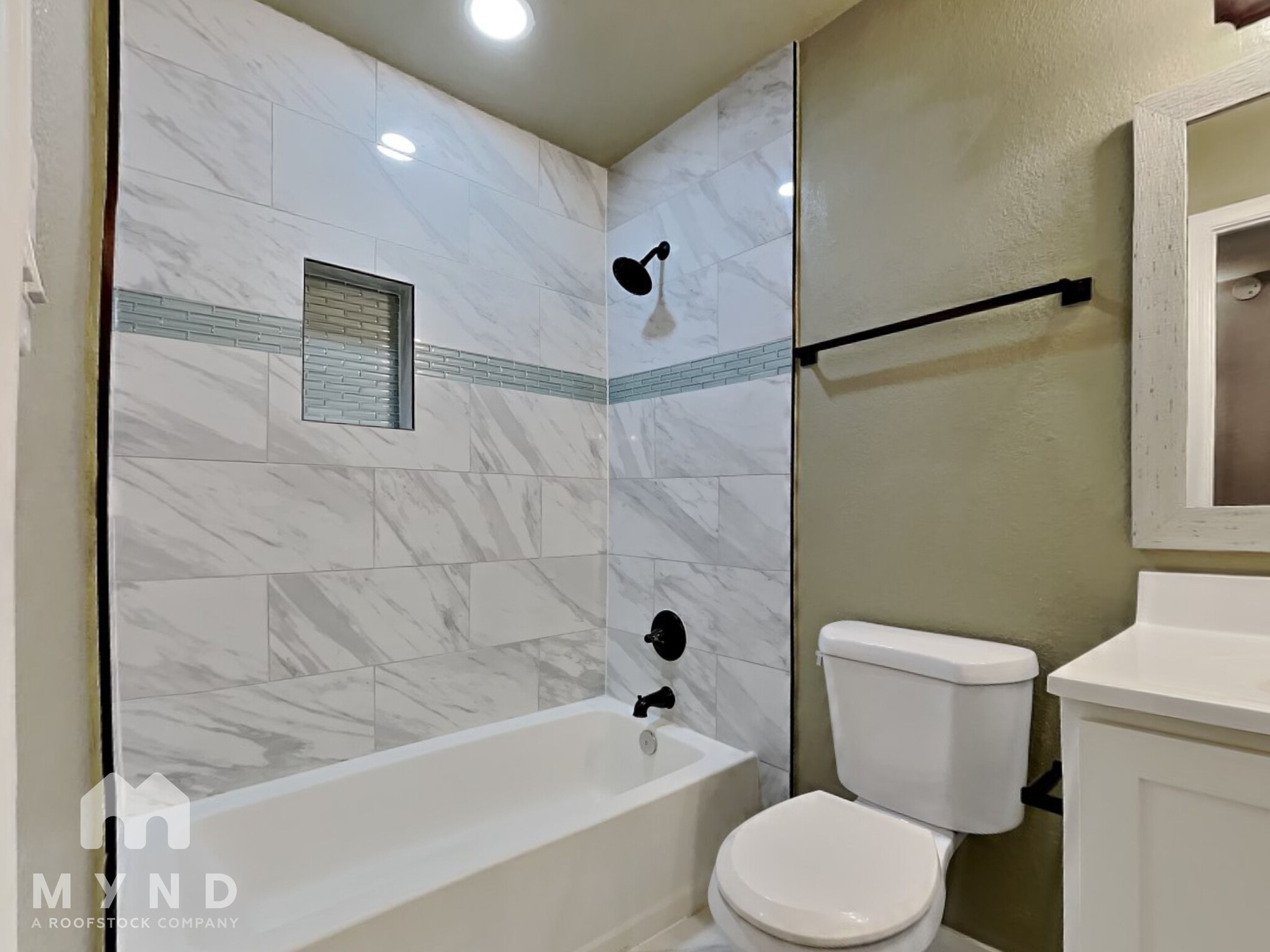 Building Photo - 548 E Royal Palms Dr