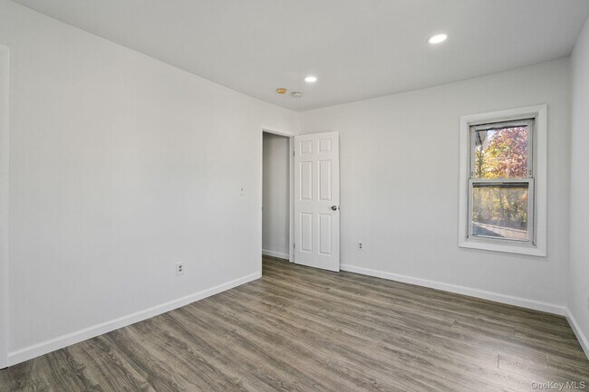 Building Photo - 87 Winnikee Ave