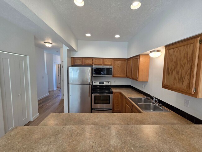 Building Photo - Beautifully Remodeled townhome on the south hill