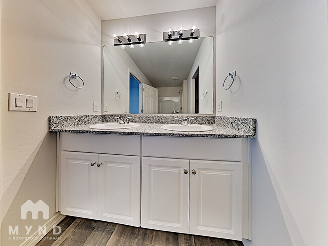 Building Photo - 1026 W Carnoustie Ct