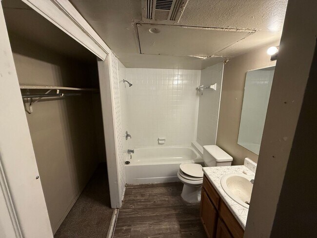 Building Photo - For lease! 1 bed, 1 bath condo