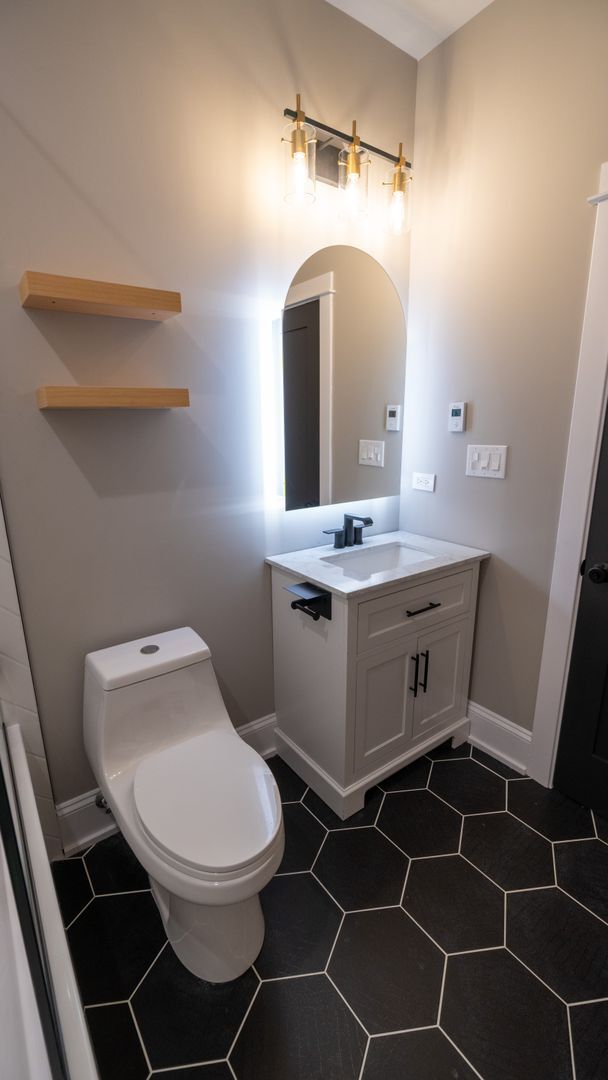 Building Photo - Newly Rehabbed 3-bedroom, 2-bath Gem with In-Unit Washer/Dryer! Discover Uptown Living.