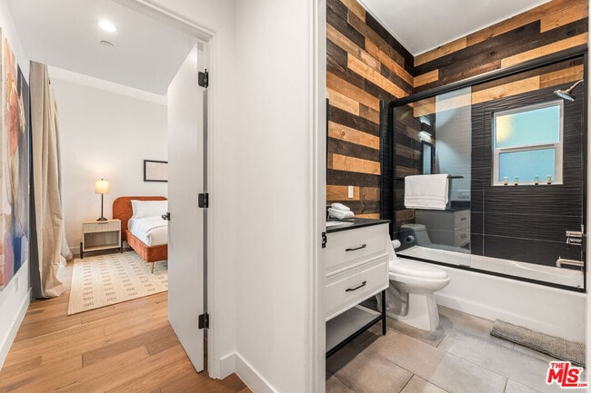 Building Photo - 8425 Hillside Ave